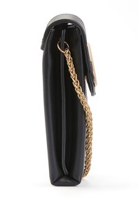 Schwarze Lederhandtasche mit schlankem Profil, ausgestattet mit einem goldenen Kettenriemen und einem strukturierten Design. Glatte Textur und keine sichtbaren Muster.