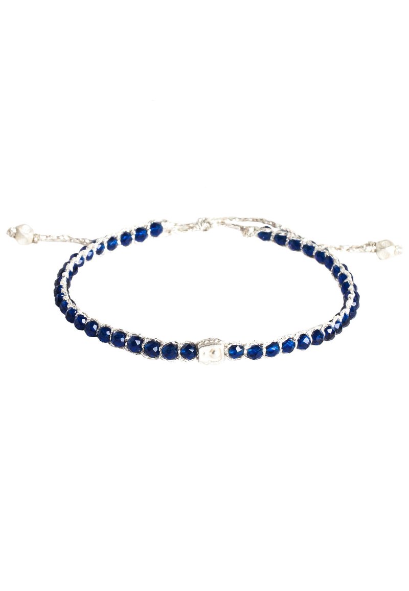 Blaue Perlenarmband mit silbernen geflochtenen Akzenten und einer zentralen silbernen Perle. Verfügt über einen gleitenden verstellbaren Verschluss für die Größenanpassung.
