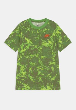 Groene Nike T-shirt met korte mouwen, felgroen bladpatroon en oranje Nike-logo op de borst, ronde hals.