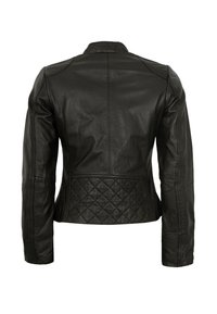 Schwarze Lederjacke mit taillierter Passform, gestepptem Rückenteil und glatter Textur. Hoher Kragen und Nahtdetails an den Ärmeln.