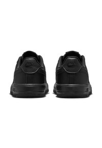 Melnas Nike sporta apavus ar ādas virsmu, noapaļotu formu, polsterētu apkakli un gumijas zoli. Iezīmēts ar izliekto Nike logo uz papēža.
