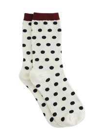 Chaussettes blanches avec un bord côtelé bordeaux, ornées d'un motif de pois noirs uniformément espacés. Tissu doux avec une texture lisse.