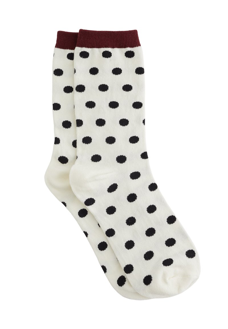 Chaussettes blanches avec un bord côtelé bordeaux, ornées d'un motif de pois noirs uniformément espacés. Tissu doux avec une texture lisse.