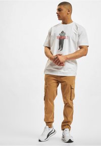 Upscale by Mister Tee BIGGIE SMALLS  - Marškinėliai su spaudiniu - white