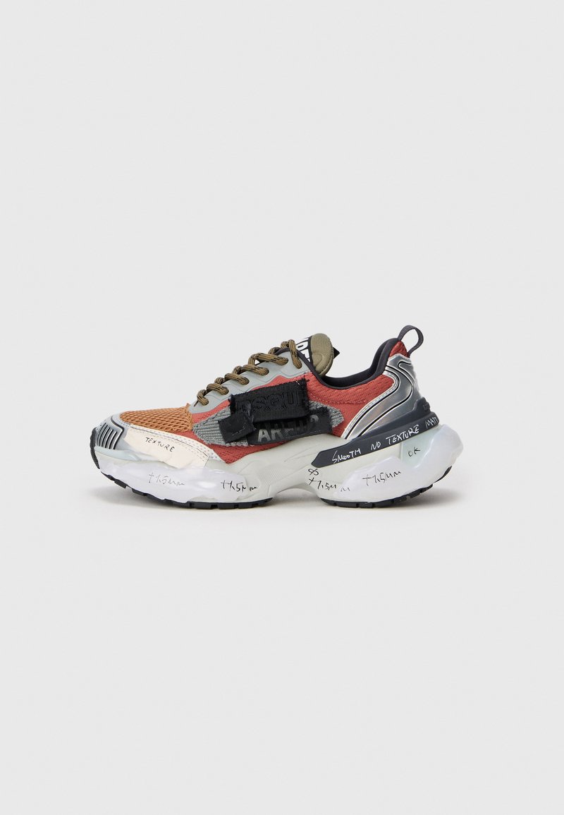 Vícebarevný sneaker vyrobený z měkkého materiálu a syntetiky, s robustní podrážkou, dekorativním šitím a ručně psanými detaily.