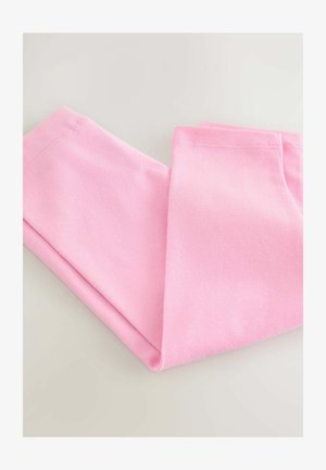 Rožinės tamprės, tvarkingai sulankstytos, pagamintos iš minkšto medvilnės mišinio, turinčios lygų paviršių ir elastinį juosmenį, tinkamos kasdienei dėvėjimui.