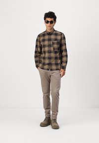 DRYKORN FAGO - Chinos tipa bikses - brown