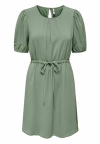 Robe verte en tissu léger, avec un col rond, des manches courtes bouffantes et une ceinture à nouer à la taille pour une coupe ajustée.