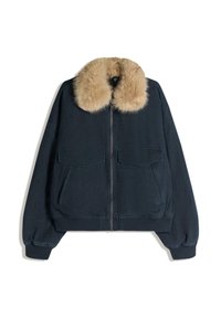 Marinblå bomberjacka med en mjuk beige fuskpälskrage, med två framfickor och dragkedja, tillverkad av texturerat tyg.