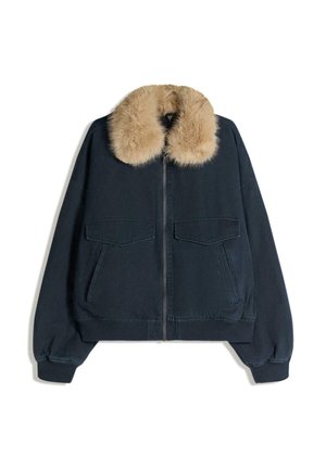 Mornarska bombarder jakna s mekim bež umjetnim krznom na ovratniku, s dva prednja džepa i zatvaranjem na patentni zatvarač, izrađena od teksturirane tkanine.