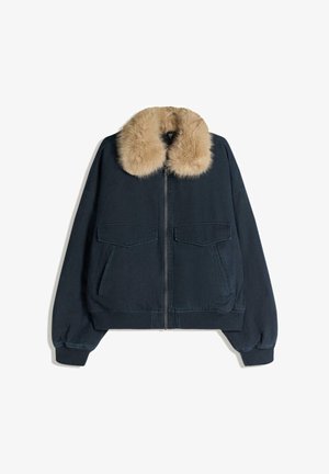 Mornarska bomberska jakna z mehkimi bež umetnimi krznenimi ovratnikom, z dvema sprednjima žepoma in zadrgo, izdelana iz teksturiranega blaga.