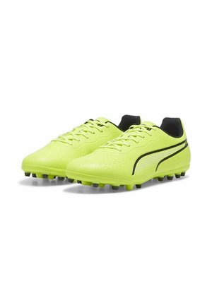 Botas de fútbol amarillas brillantes con una superficie texturada, detalles en negro y un cuello acolchado. Presenta un diseño con cordones y tacos moldeados para tracción.