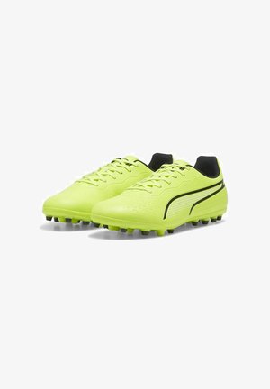 Botas de fútbol amarillas brillantes con una superficie texturada, detalles en negro y un cuello acolchado. Presenta un diseño con cordones y tacos moldeados para tracción.