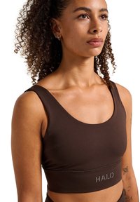 Brun crop sports bh i glat stof, med brede stropper og scoop-neck. "HALO" logo på båndet, minimalistisk design uden synligt hardware.