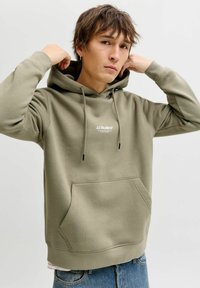 Felpa con cappuccio verde oliva con tasca a marsupio, cappuccio con coulisse regolabile e logo bianco sul petto, realizzata in tessuto misto cotone.