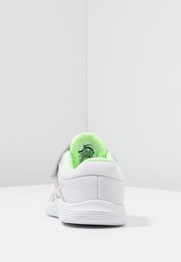 Nike Performance Zapatillas running asfalto - light grey