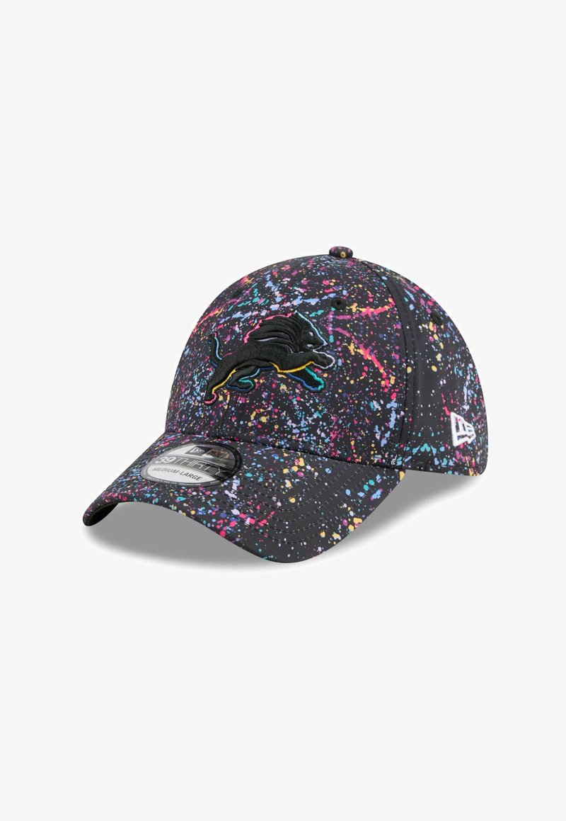 Schwarze Kappe mit einem Spritzerdesign in Pink, Blau und Gelb; auf der Vorderseite befindet sich ein schwarzes Löwenlogo, das eingestickt ist. Strukturiertes Design, geschwungener Schirm.