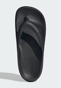 Černé sandály od Adidasu, s texturovanou stélkou, designem mezi prsty a hladkým povrchem. Logo "adidas" je vyraženo na podrážce.