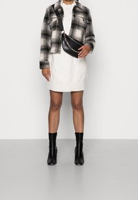 Fashion Union Petite Pletené šaty - off-white