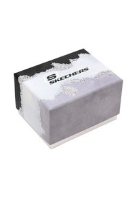 Rechthoekige Skechers schoenendoos met een zwart, wit en grijs getextureerd ontwerp en het Skechers-logo gecentreerd bovenop.