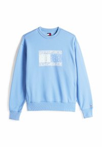 Sudadera azul clara con puños y dobladillo acanalados. Presenta un parche gráfico en el frente con patrones y un pequeño parche con logotipo en la manga.