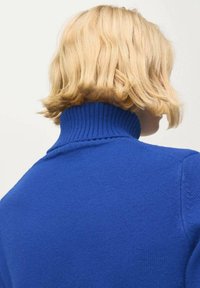 Maglione blu a maglia con colletto alto a costine e tessuto strutturato. Presenta un design delle spalle senza cuciture e una silhouette aderente.