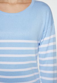 Maglione a maglia di colore blu chiaro con righe bianche orizzontali, caratterizzato da un ampio scollo e maniche lunghe, con una morbida consistenza.