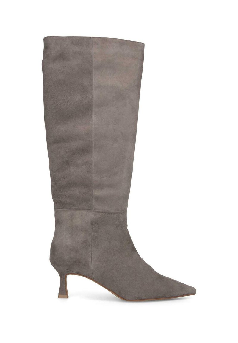 Grijze suede kniehoge laars met een spitse neus en een slanke kittenhak, met een gladde, matte textuur en minimale stikdetails.