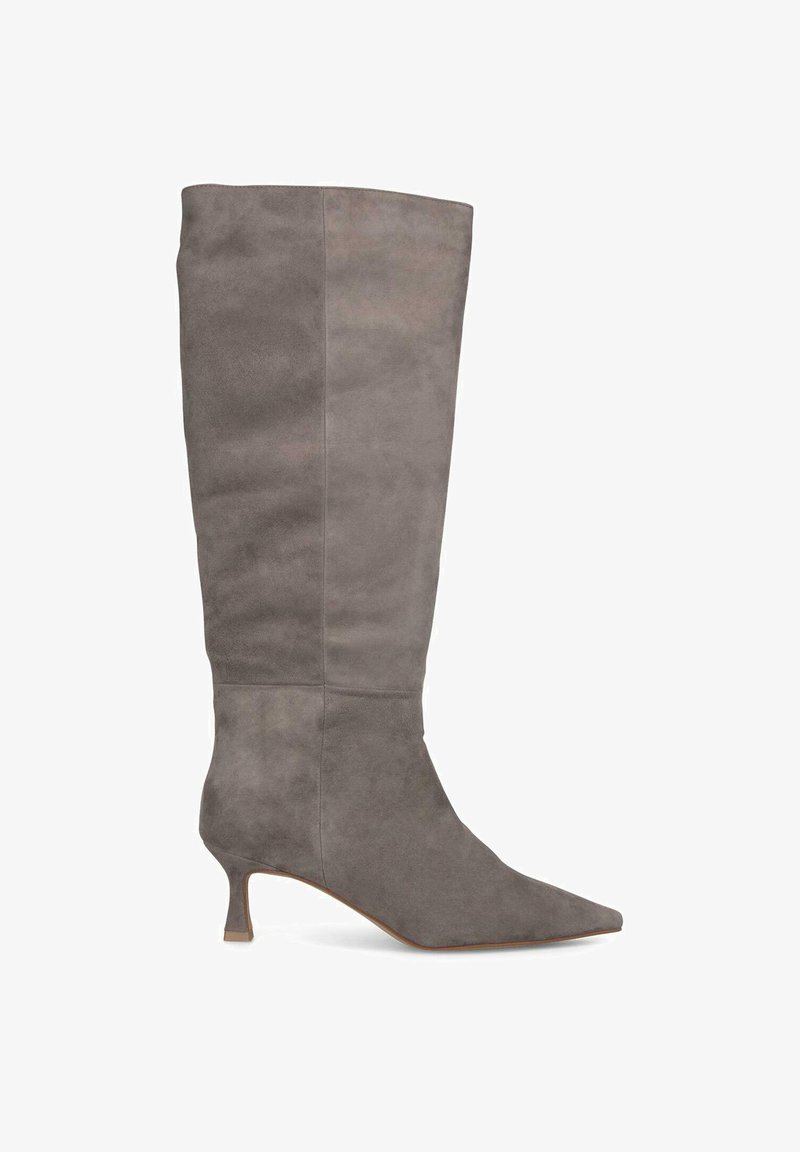 Szare zamszowe botki do kolan z wąskim noskiem i cienkim obcasem typu kitten heel, charakteryzujące się gładką, matową teksturą oraz minimalnymi detalami przeszycia.