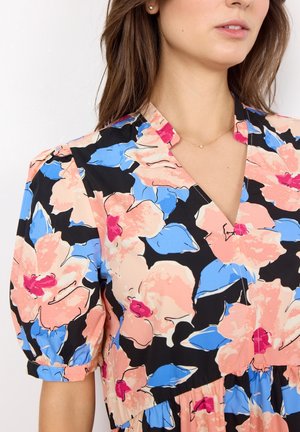 Robe fleurie noire avec de grandes fleurs roses et bleues. Dispose d'un col en V, de manches bouffantes et d'une taille froncée pour la silhouette. Texture de tissu lisse.