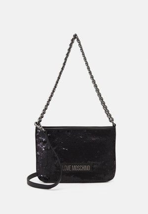 Zwarte Love Moschino handtas met pailletten, een zilverkleurige gedraaide kettinghendel en een dunne leren riem op een witte achtergrond.