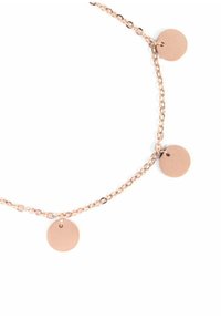 Collar de cadena de oro rosa con tres colgantes circulares. Acabado suave y brillante con un diseño de eslabones delicados.