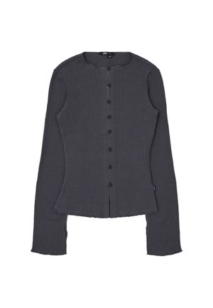 Maglietta a maniche lunghe grigia scura a costine con scollatura rotonda, bottoni frontali e un design aderente con maniche leggermente allungate.