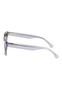 Gafas de sol moradas translúcidas con una montura rectangular, patillas delgadas y acentos metálicos. Presenta un diseño curvado para mayor comodidad.