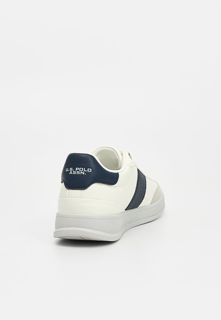 Zapatilla blanca con acentos en azul marino, que presenta una parte superior de cuero texturizado, un cuello acolchado y una suela de goma gris. Logotipo mostrado en el talón.