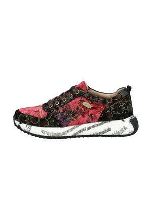 Sneaker con motivo floreale in tessuto nero e rosa con design lace-up, caratterizzato da una suola decorata con testo bianco e dettagli in oro.