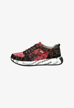 Sneaker con motivo floreale in tessuto nero e rosa con design lace-up, caratterizzato da una suola decorata con testo bianco e dettagli in oro.