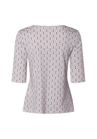 Gemusterte Bluse mit Rundhalsausschnitt, kurzen Ärmeln und einem helllila Grundton. Sie hat ein kompliziertes geometrisches Design in dunkleren Tönen.