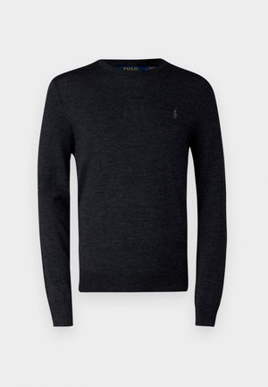 Maglione grigio scuro a collo rotondo realizzato in materiale morbido. Ha maniche lunghe e un piccolo logo ricamato sul petto. Design semplice.