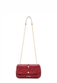 Borsa a tracolla in pelle rossa con motivo in rilievo, tracolla a catena dorata e logo "Laura Biagiotti" in oro sulla patta anteriore.