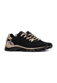 Zapatillas de punto negras con un diseño texturizado, cordones metálicos dorados y un acento de print de leopardo en el talón. Suela negra acolchada.
