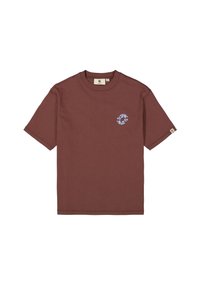 Camiseta de algodón marrón con cuello redondo, mangas cortas y un logotipo gráfico circular azul en el pecho. Diseño sencillo, sin patrones ni acentos.