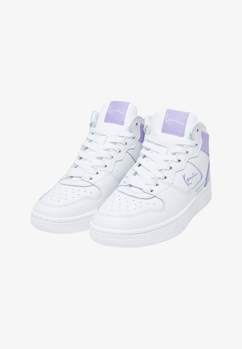 Weiße High-Top-Sneaker mit lila Akzenten, aus synthetischem Leder, mit perforierter Zehenpartie, gepolstertem Kragen und flachen Schnürsenkeln.