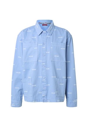 Chaqueta abotonada azul claro con cuatro bolsillos delanteros y logotipos pequeños blancos de "eckö unltd." repetidos por toda la tela.