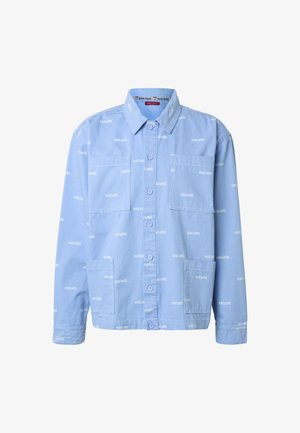 Jachetă bleu deschis cu nasturi, cu patru buzunare frontale și logo-uri mici albe "eckö unltd." repetate pe toată țesătura.