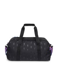 Czarna torba podróżna z delikatnymi logo NBA, podwójnymi czarnymi uchwytami oraz odpinanym paskiem na ramię w paseczki w kolorze czerwonym, białym i niebieskim.