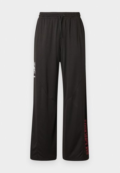 Čierne športové nohavice so sťahovacou šnúrkou v páse, bočnými vreckami a červeným textovým detailom na ľavej nohe. Hladká, ľahká látka, voľný strih.