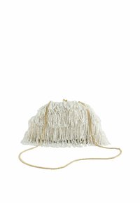 Pochette perlée avec détails en franges, couleur ivoire, bandoulière chaîne dorée et silhouette arrondie. Surface texturée avec perles délicates.