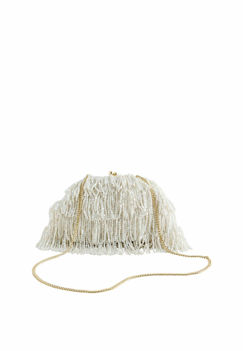 Pochette perlée avec détails en franges, couleur ivoire, bandoulière chaîne dorée et silhouette arrondie. Surface texturée avec perles délicates.