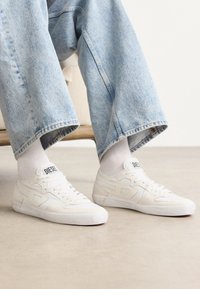 LEROJI - Sneakersy niskie